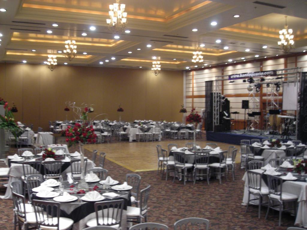Royal Garden Reynosa Hotel Buitenkant foto